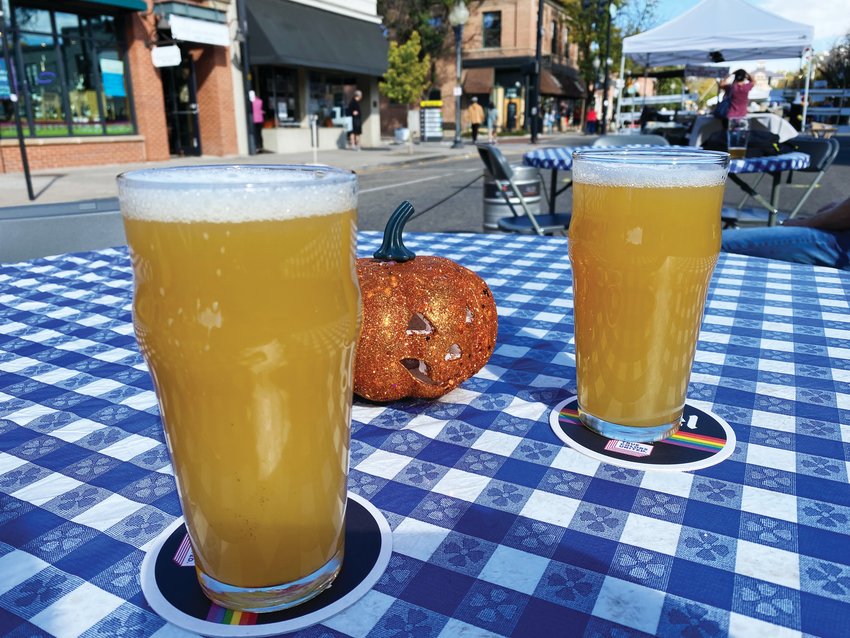 After a busy afternoon of strolling and shopping, it was time to enjoy beers poured by Jake’s Brew Bar on Main Street.